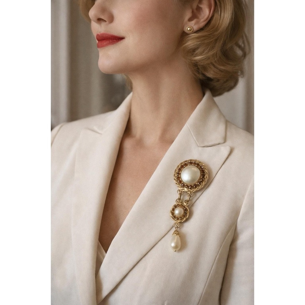 Gold Tone Faux Pearl & Amber Rhinestone Dangle Brooch Pin – Elegant Statement‎